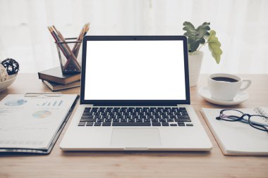 Laptop ile defter ve kahve Kupası 