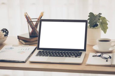 Laptop ile akıllı telefon defter ve kahve Kupası 