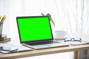 Laptop ile akıllı telefon defter ve kahve Kupası 