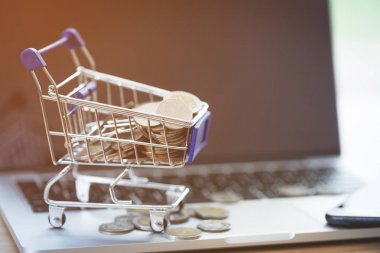 Sikke üzerinde bir dizüstü bilgisayar klavye ile alışveriş sepeti. 