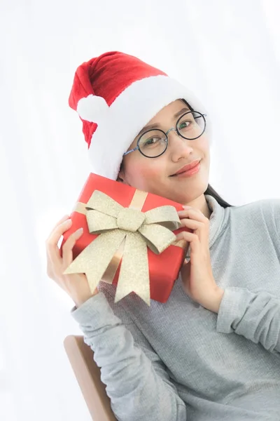 Retrato de jovem bela mulher asiática com presente de Natal — Fotografia de Stock