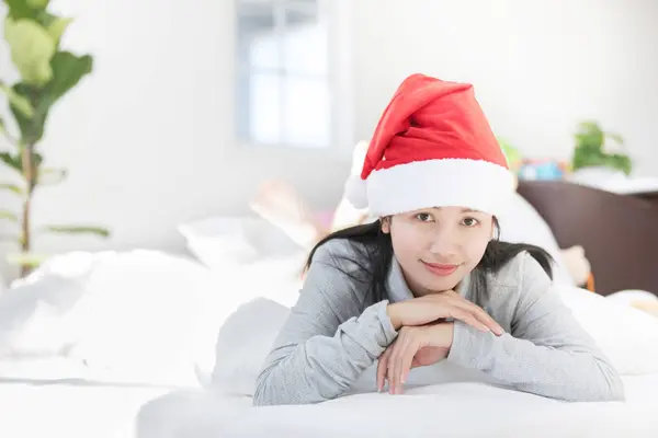 Portret van jonge mooie Aziatische vrouw met kerstcadeau . — Stockfoto