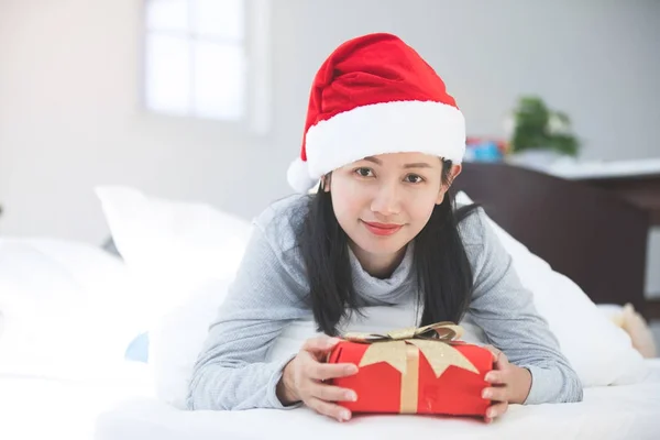 Porträtt av ung Vacker asiatisk kvinna med julklapp — Stockfoto