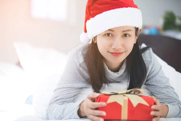 Portrait of young beautiful asian woman with christmas present — Stock Photo, Image