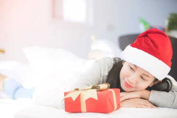 Retrato Jovem Bela Mulher Asiática Com Presente Natal — Fotografia de Stock