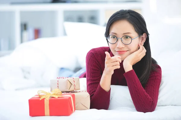 Cute asian woman with red gift box with smile face, — Stock Photo, Image