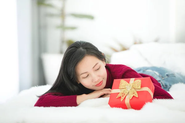 Cute asian kobieta z czerwone pudełko z twarzy uśmiech, — Zdjęcie stockowe