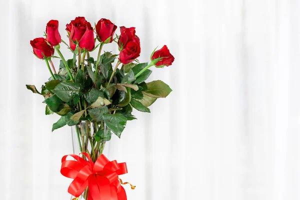 コピー スペースと赤いリボンと赤いバラ. — ストック写真