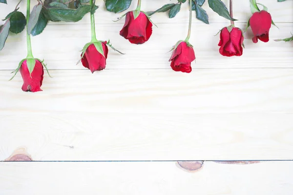 コピー スペースとウッドの背景に赤いバラ. — ストック写真