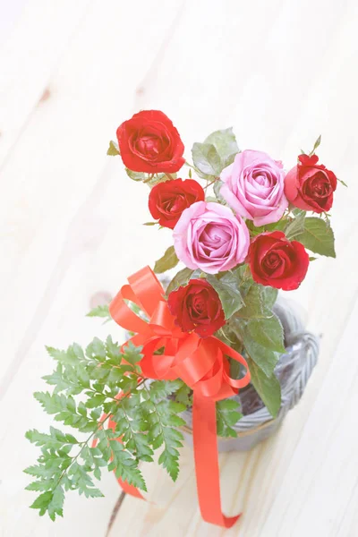 Rosa Rosa con pétalos de rosa roja de fondo para el día de San Valentín . —  Fotos de Stock