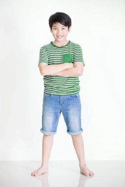 Gülümsemek yüz, Asya sevimli çocuk portre Studio beyaz arka plan üzerinde çekim.