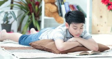 Asya sevimli çocuk ev beyaz gülümseme yüzünü katta bir kitap okuma