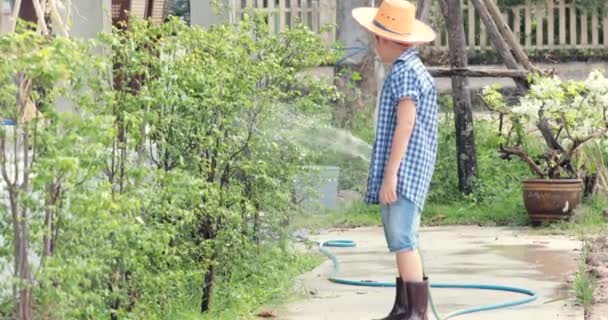 Unga Asiatiska Thailändsk Pojke Vatten Liten Fröplanta Svarta Jorden Trädgården — Stockvideo