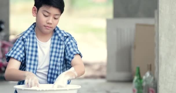 Asiático Chico Lavando Toalla Mano Tailandés Poco Haciendo Tareas Domésticas — Vídeo de stock