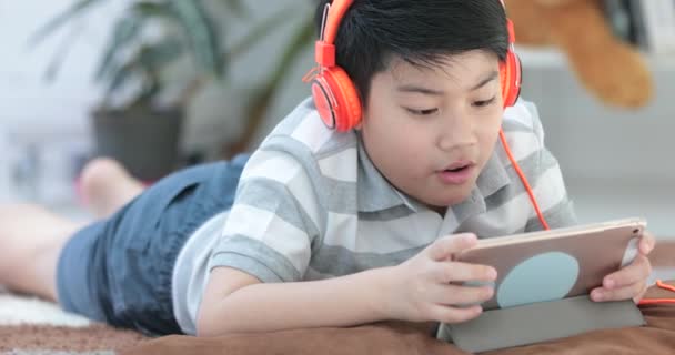 Ázsiai Előtti Tizenévesek Többi Emeleten Mosollyal Arcán Otthon Játszik Táblaszámítógép — Stock videók