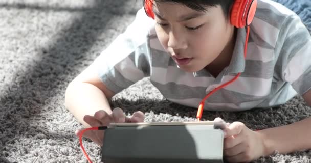 Close Asiático Pré Adolescentes Descansar Chão Jogar Tablet Computador Com — Vídeo de Stock