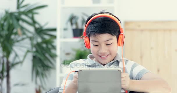 Asiático Pre Adolescentes Jugando Tableta Ordenador Con Sonrisa Cara Casa — Vídeos de Stock