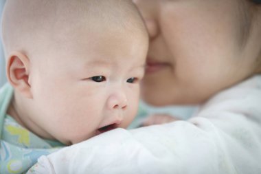 Asya anne ve bebek oğlu çalış evde.