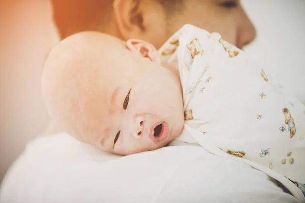 Asiatiska far och baby son spelar, kramas, härlig stund — Stockfoto