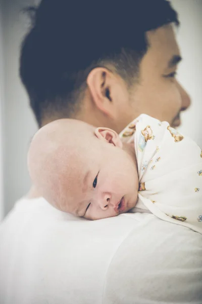 素敵な瞬間アジア父と赤ちゃんの息子が家に抱擁します。. — ストック写真