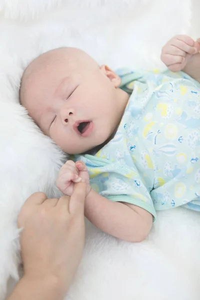 Małe dziecko rękę trzymając jego rodzice palec — Zdjęcie stockowe