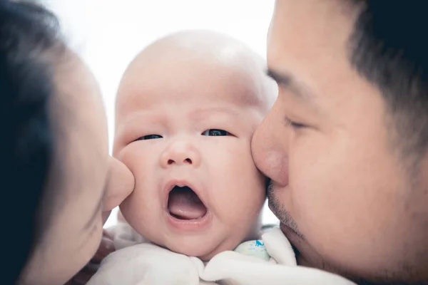 アジアのお父さんお母さんと赤ちゃんの息子を家に果たしています。. — ストック写真