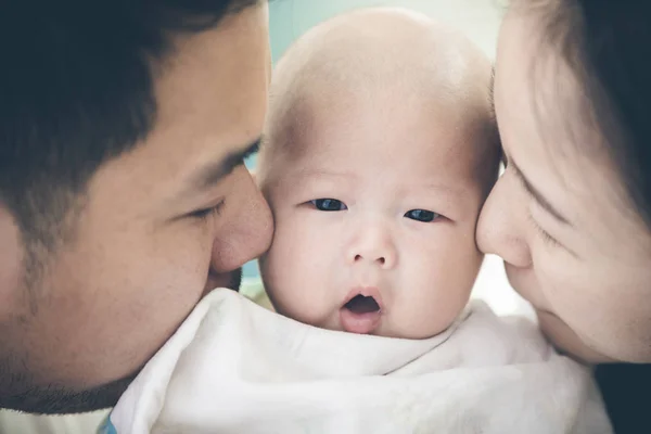 Azjatycka rodzina piękny moment . — Zdjęcie stockowe