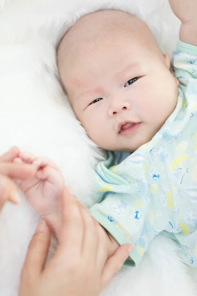 Close-up de asiático bebê menino dormindo  . — Fotografia de Stock