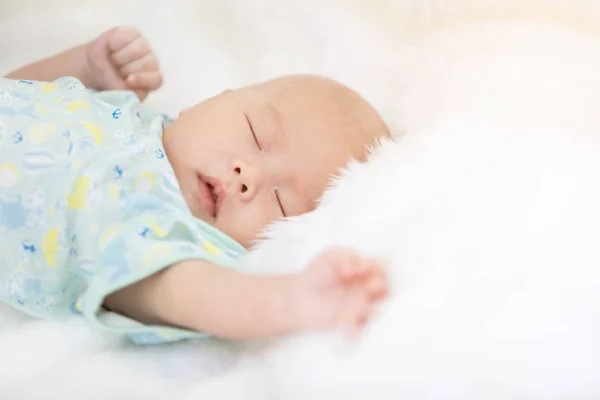 Close-up di asiatico bambino ragazzo dormire  . — Foto Stock