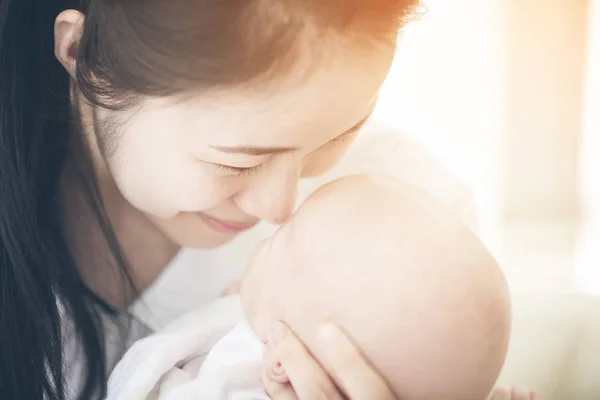 太陽の朝の光と母と赤ちゃんの素敵な瞬間 — ストック写真