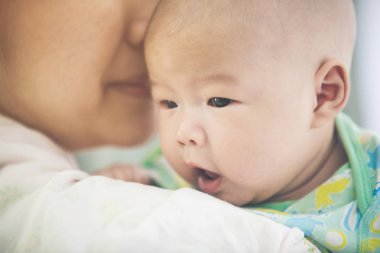 Asya anne ve bebek oğlu çalış evde.