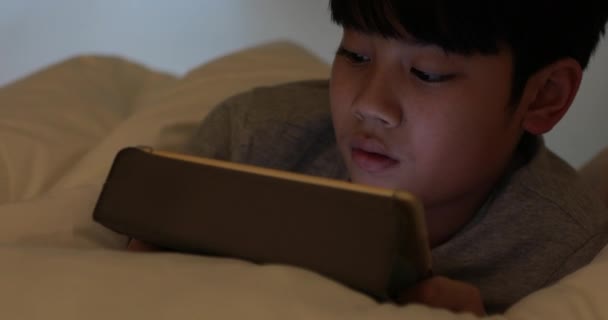 Süße Asiatische Junge Beobachten Und Spielen Auf Tablet Computer Mit — Stockvideo