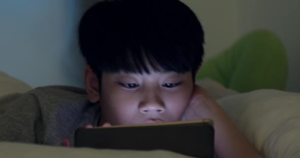 Unga Asiatiska Pojke Leker Med Mobiltelefon Eller Smartphone Säng Natt — Stockvideo