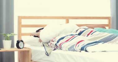 Uyuya kalmış çocuk uyanmak istiyorum değil, çocuk yataktan düşer