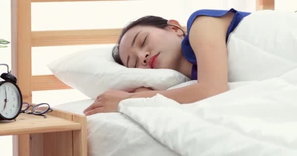 Hübsche Asiatische Frau Weigert Sich Aufzuwachen Liegend Auf Ihrem Bett — Stockvideo