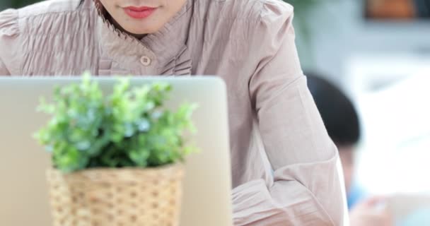 拍摄一个有吸引力的成熟的女商人在她的工作站上工作笔记本电脑在她的家庭与男孩玩平板电脑背景 — 图库视频影像
