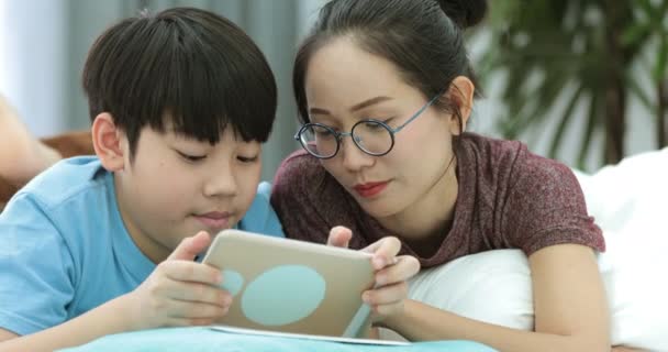 Junge Asiatische Mutter Mit Sohn Schaut Und Spielt Hause Zusammen — Stockvideo