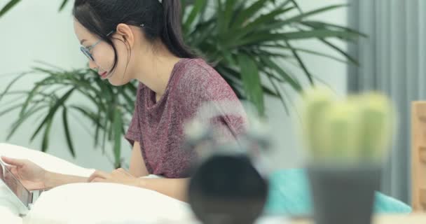 Asiatisk Kvinna Sängen Använder Sin Bärbara Dator För Att Surfa — Stockvideo