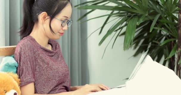 Mujer Asiática Cama Está Utilizando Ordenador Portátil Para Navegar Por — Vídeos de Stock