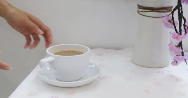 Vista Perto Das Mãos Femininas Tomando Uma Xícara Branca Com — Vídeo de Stock