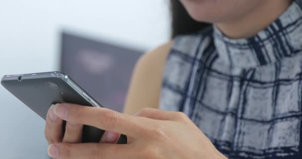 Ázsiai Sms Gépelés Szúró Telefon Otthon Levágott Kép Fiatal Asztalnál — Stock videók