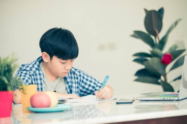 Sıkılmış ve onun ödev beslenen düşünme çocuk