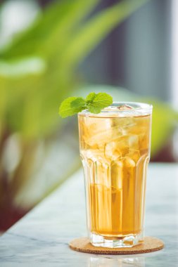 Buzlu çay nane ahşap coaster üzerinde bardak .