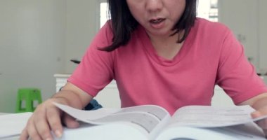 Okuma, yazma ve kavramı konuşmak genç Asyalı kadın. Evde yüksek lisans için test için öğrenme nasıl .