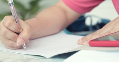 Okuma, yazma ve kavramı konuşmak genç Asyalı kadın. Evde yüksek lisans için test için öğrenme nasıl .