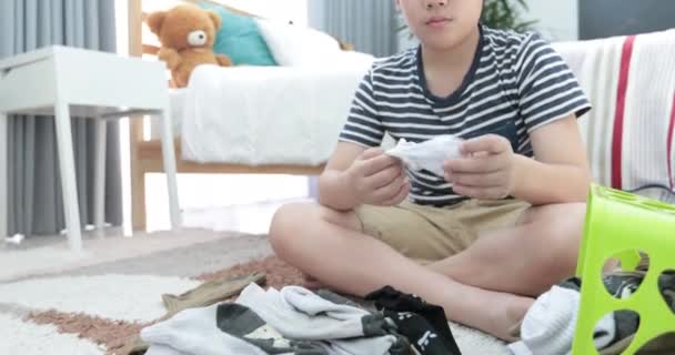 Ασιατικό Χαριτωμένο Αγόρι Κάνει Σας Σωλήνα Δουλειές Του Σπιτιού Καθαρισμού — Αρχείο Βίντεο