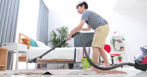 Asiático Lindo Chico Haciendo Manguera Tareas Domésticas Limpieza Concepto Hogar — Vídeo de stock