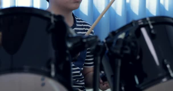 Close Van Aziatische Kind Drummer Oefenen Voor Een Voorstelling — Stockvideo