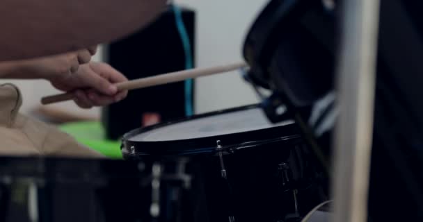 Fechar Criança Asiática Baterista Praticando Para Uma Performance — Vídeo de Stock