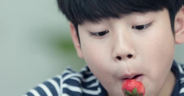 Χαριτωμένο Ασίας Αγόρι Τρώει Φράουλες Στο Σπίτι Χαμόγελο Πρόσωπο — Αρχείο Βίντεο